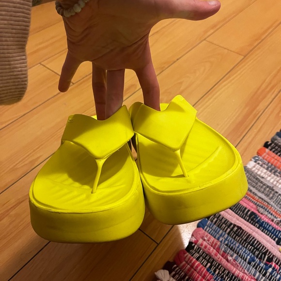 Croc’s Women’s Platform Sandals Size 9 Yellow - Picture 7 of 7